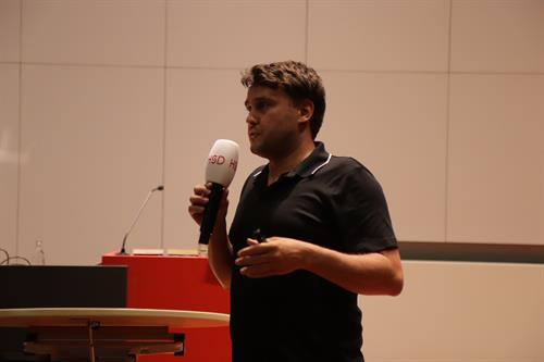 Buchautor Robert Claus erläuterte den interessierten Gästen eingehend aktuelle Entwicklungen im Bereich des Rechtsextremismus innerhalb der Fanszene. Foto: Otto Schumacher 